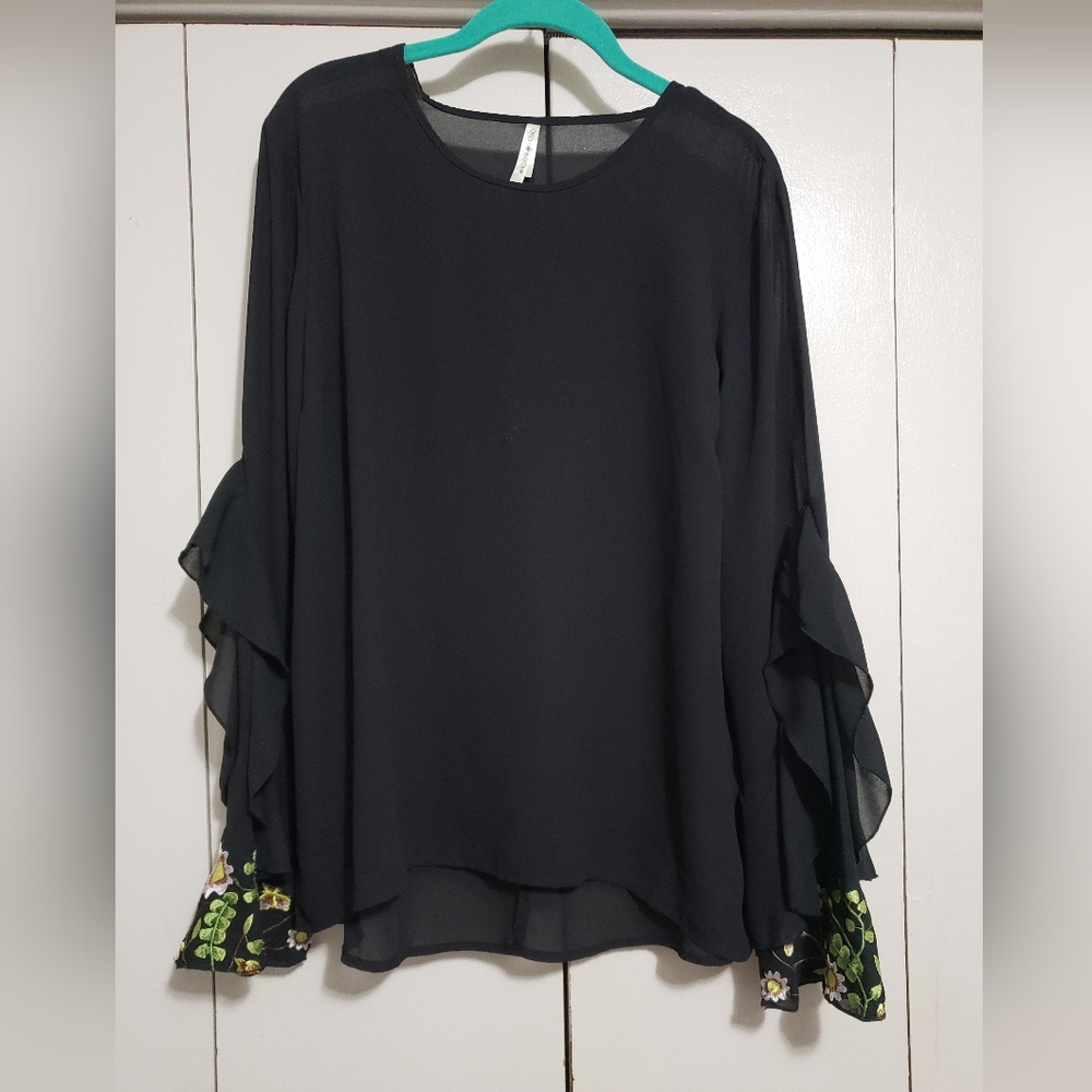 Moon Orchid (NWOT) Black Embroided Flutter Sleeved Top Size L